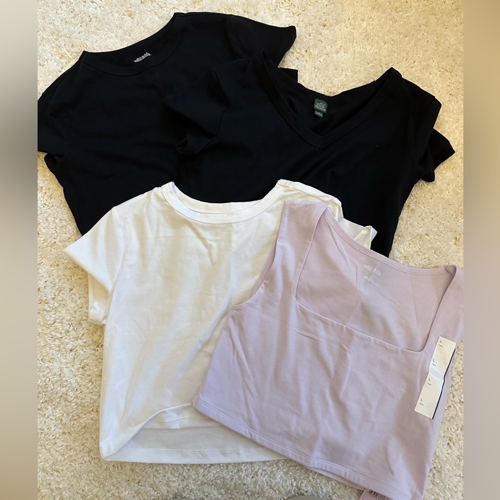Women's cropped tops: sized large